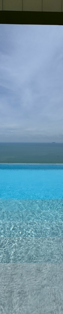 Copacabana Hotel in Jomtien, Pattaya, has a beautiful view of the rooftop infinity pool