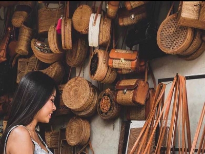 It turns out that the Ubud Market in Bali is so fun. It is the oldest handicraft art market in the area.