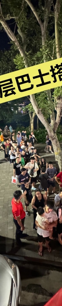 Hanoi double-decker bus tour guide, passing through the city's main attractions, with headphones and audio guides
