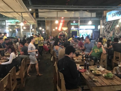 Vietnam Ho Chi Minh 5ku station, roadside barbecue local food, recommended grilled pork and seafood fried rice
