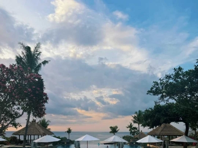 Is Rock Bar in Bali worth visiting? There is a fun little jungle elevator where you can enjoy the sunset.